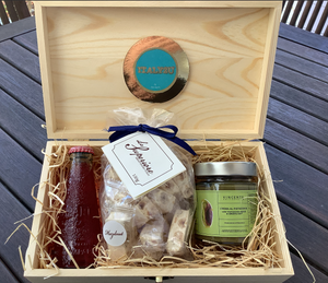 SWEET COMBO WOODEN BOX CELEBRATING FATHERHOOD WITH A SWEET SURPRISE !